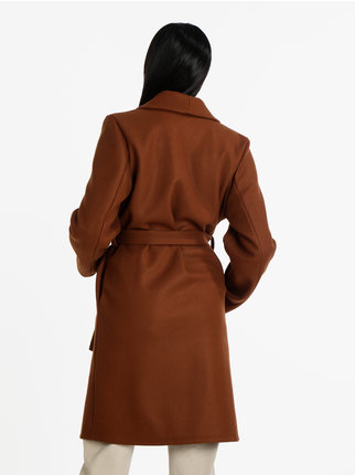 Abrigo largo clásico de mujer con cinturón.