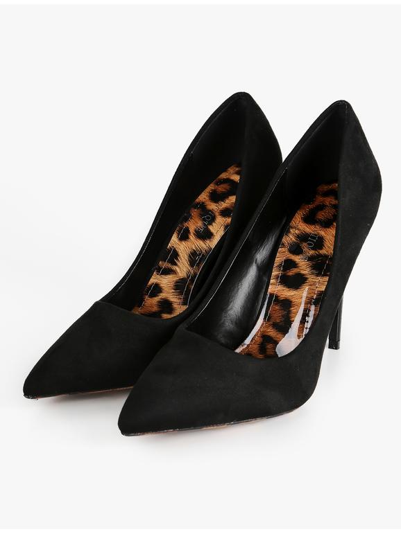 Black pointed pumps with animalier details