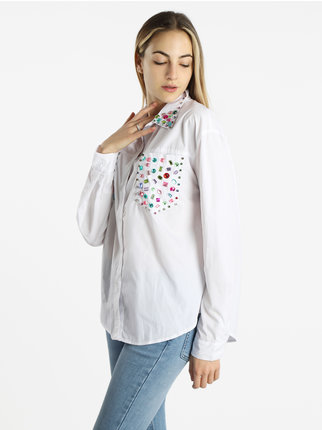 Camicia oversize da donna con pietre colorate applicate