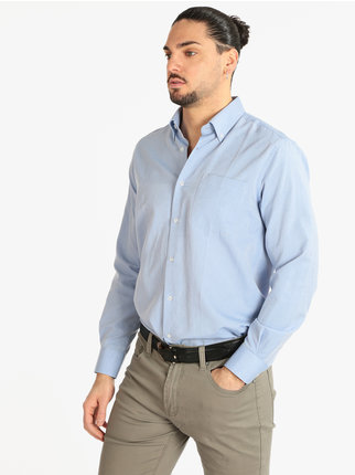 Camisa clásica de hombre con bolsillo.