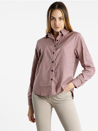 Camisa de mujer de rayas con pedrería aplicada.