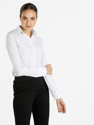 Camisa de mujer slim fit con manga larga.