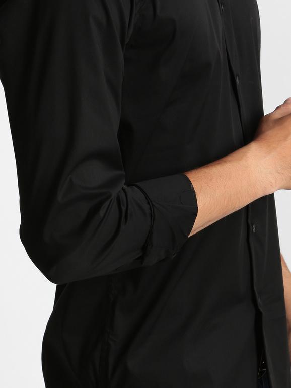 Camisa negra de manga larga  corte clásico