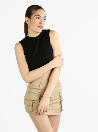 Camiseta corta de tirantes para mujer con hombros anchos
