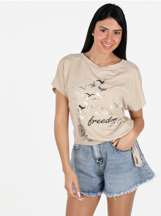 Camiseta de mujer anudada con estampado.