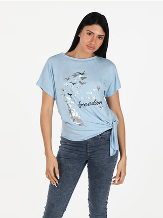 Camiseta de mujer anudada con estampado.