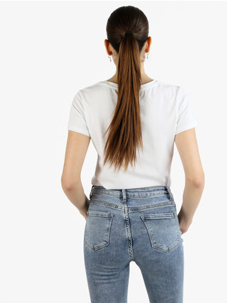 Camiseta de mujer con bolsillo y aplicaciones de pedrería
