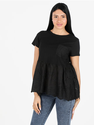 Camiseta de mujer con bolsillo y bordado macramé