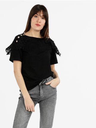 Camiseta de mujer con bordado macramé y botones decorados