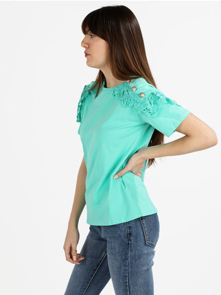 Camiseta de mujer con bordado macramé y botones decorados