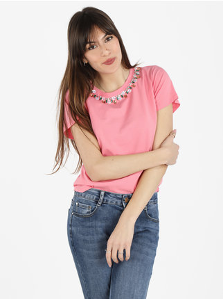 Camiseta de mujer con cuello redondo y piedras de colores