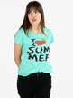 Camiseta de mujer con estampado y pedrería.