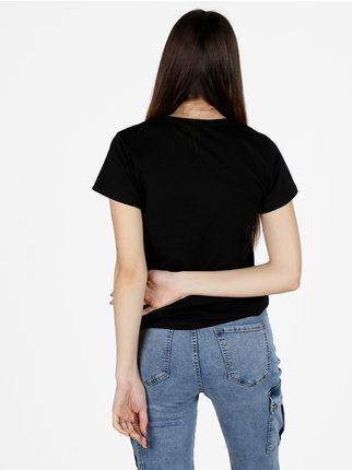 Camiseta de mujer con estampado y pedrería.
