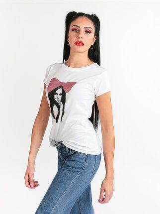 Camiseta de mujer de algodón con diseño.