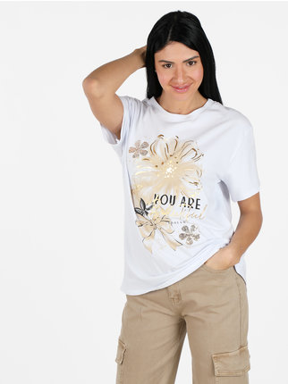Camiseta de mujer de algodón con estampado.