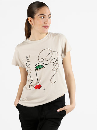 Camiseta de mujer decorada con abalorios y pedrería.
