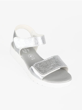 Girl's metallic sandals with platform
