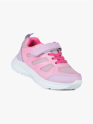Girl's sports shoes with tear