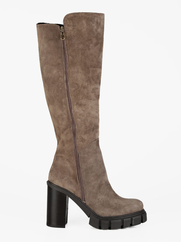 Heeled suede boots