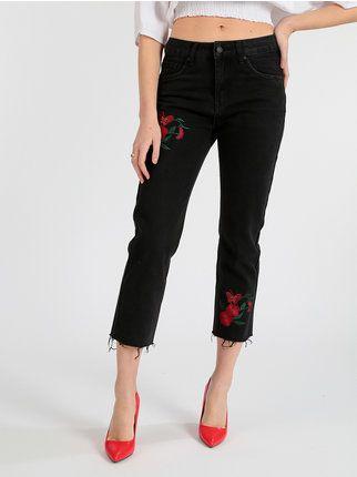 High-waisted jeans fringed with flowers