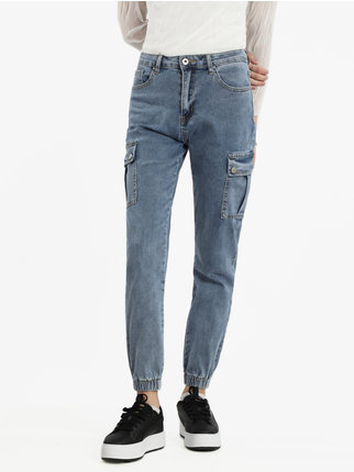 Jeans cargo da donna con tasconi e polsini