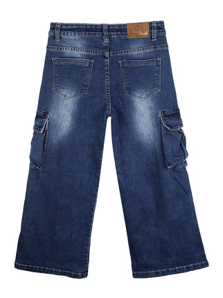 Jeans cargo para niñas con bolsillos grandes.