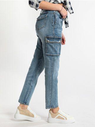 Jeans con bolsillos laterales y tachuelas