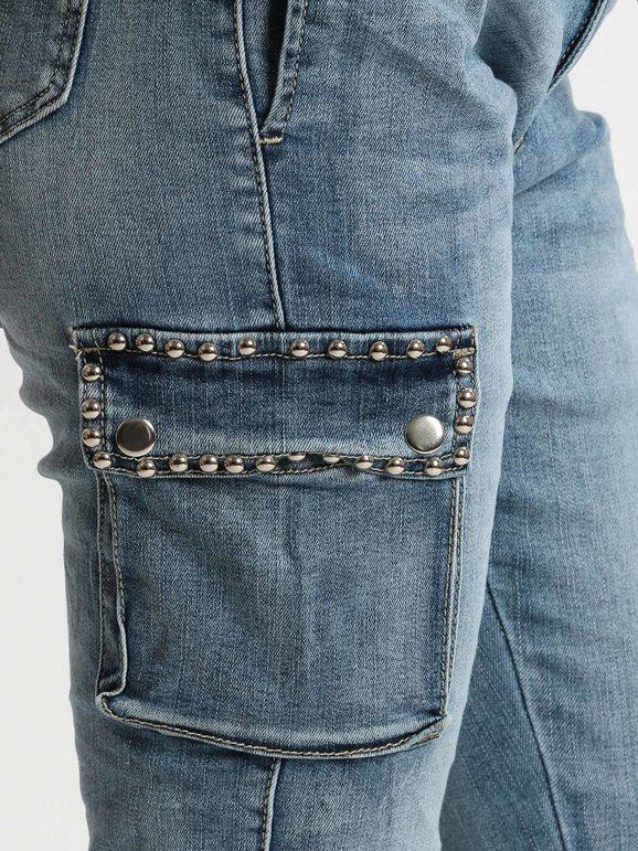 Jeans con tasche laterali e borchie