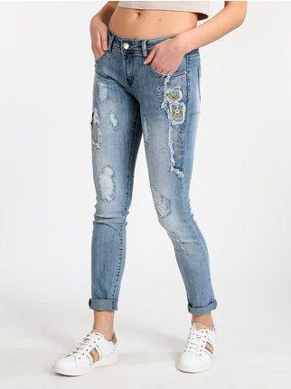 Jeans de mujer rotos con tachuelas y pedrería