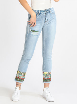 Jeans donna a zampa con ricami