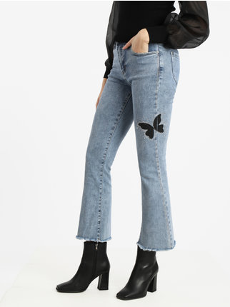 Jeans donna a zampa con strass decorativi