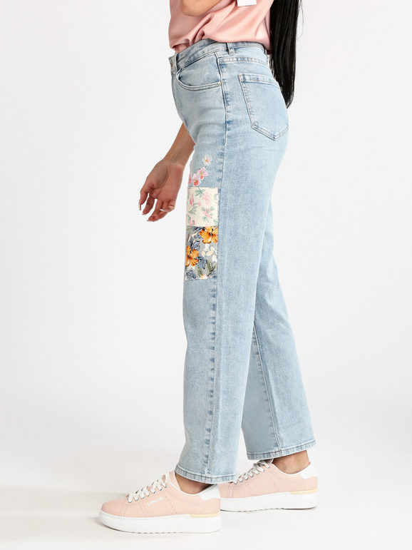 Jeans donna con ricami e toppe