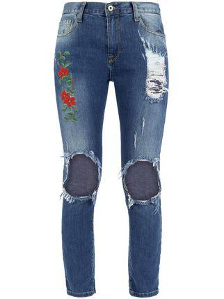 Jeans strappati con ricamo fiore