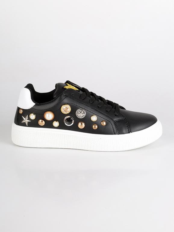 Low sneakers with black studs