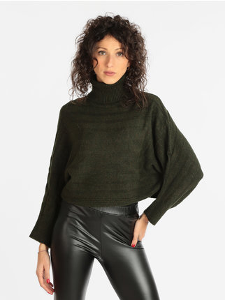 Maglione dolcevita modello cropped da donna