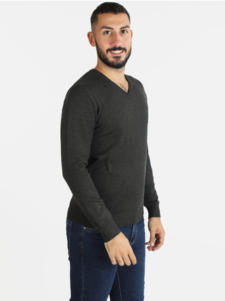 Men's V-neck knitted sweater