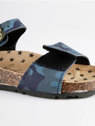 Offene Sandalen mit blauem Camouflage-Print