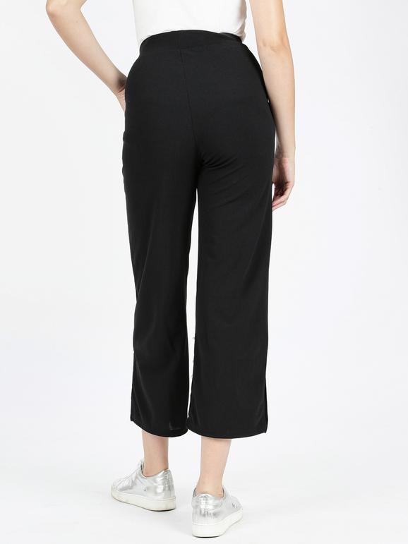 Pantalones negros con aberturas laterales