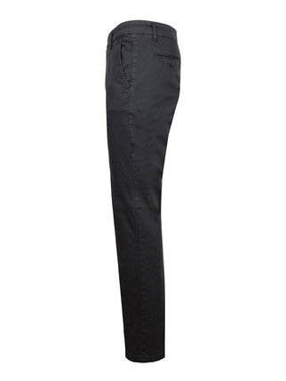 Pantaloni da uomo modello classico con tasche
