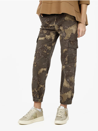 Pantaloni donna camouflage con tasconi laterali