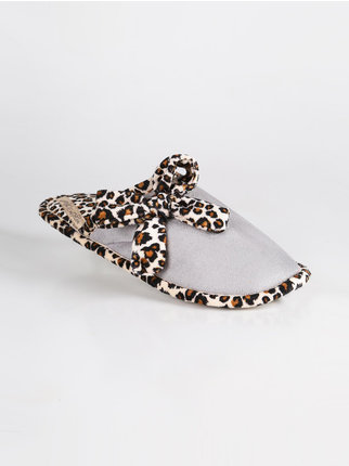 Pantofole leopardate con fiocco