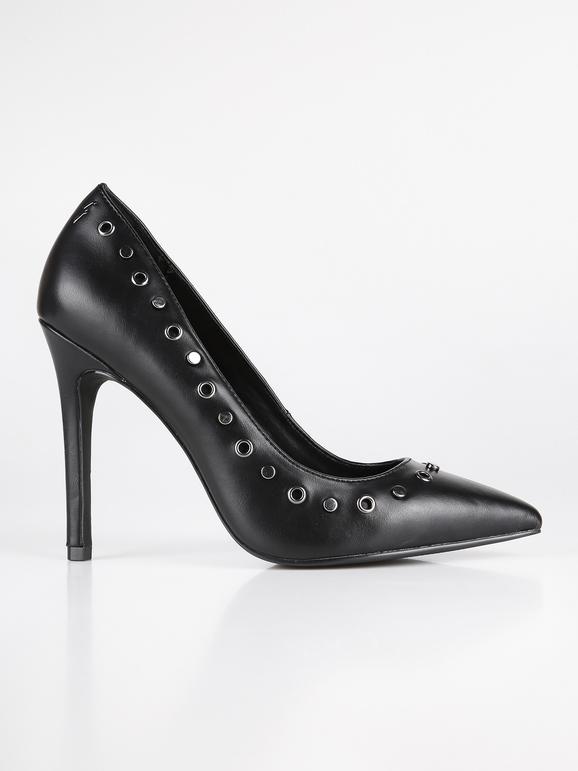 Pointed pumps with studs
