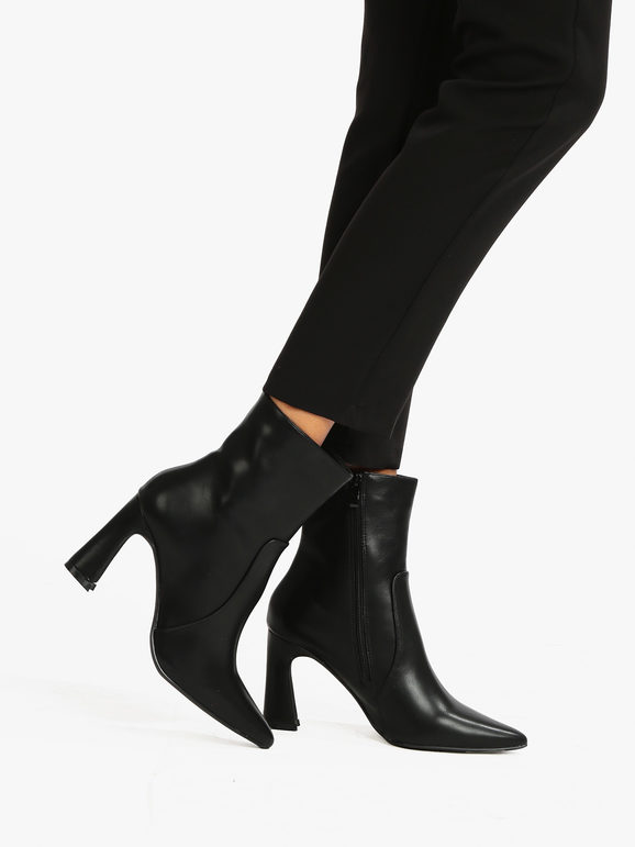 Pointed toe ankle boots for women