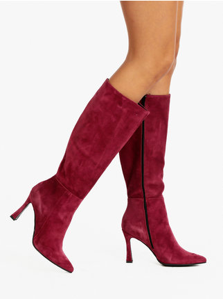 Pointed toe suede boots