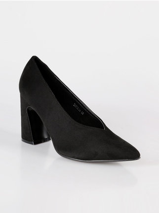 Pointed toe with curved heel
