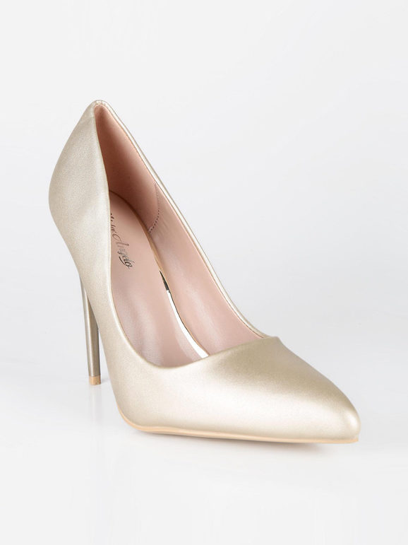 Pointed toe with stiletto heel