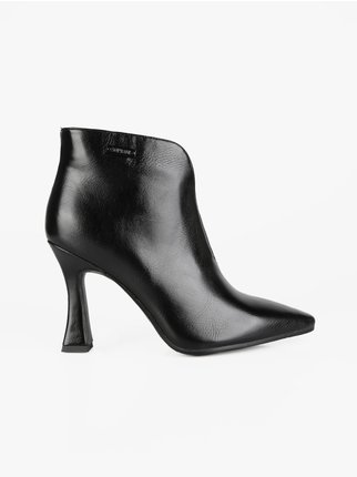 Pointed women's ankle boots
