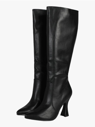 Pointed women's boots with spool heel