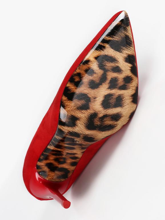 Red pointed pumps with animal print