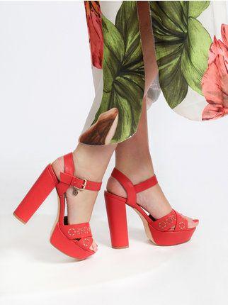 Rote Sandalen mit Absatz und Knöchelriemen